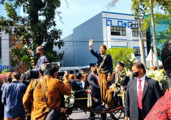 Naik Kereta Kencana, Jokowi dan Iriana Bagi-bagi Souvenir Gratis ke Warga Solo, Ternyata Ini Isinya