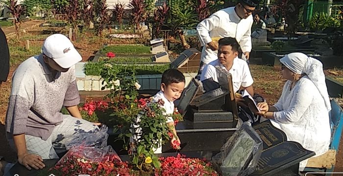 Gala Sky saat di makam Vanessa Angel dan Bibi Andriansyah, di Taman Makam Islam Malaka, Jakarta Barat, Minggu (10/7/2022).