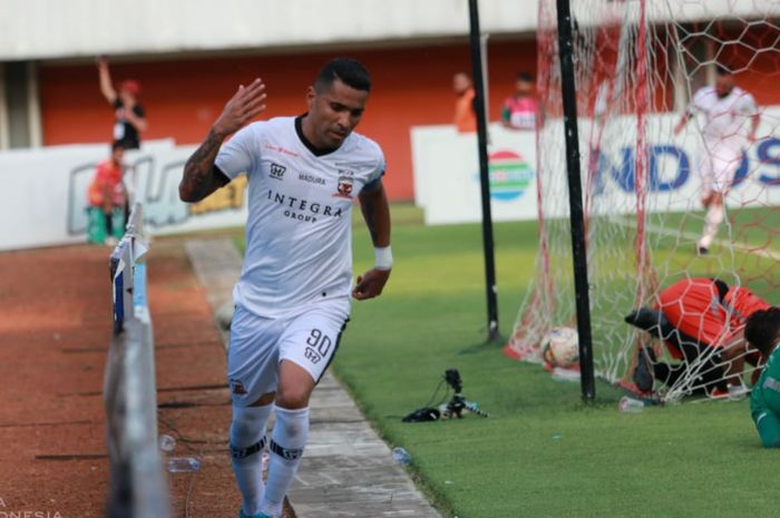 Penyerang Madura United, Alberto Goncalves, merayakan golnya ke gawang PSS Sleman di Stadion Maguwoharjo, Kabupaten Sleman pada Minggu (29/9/2019) sore.