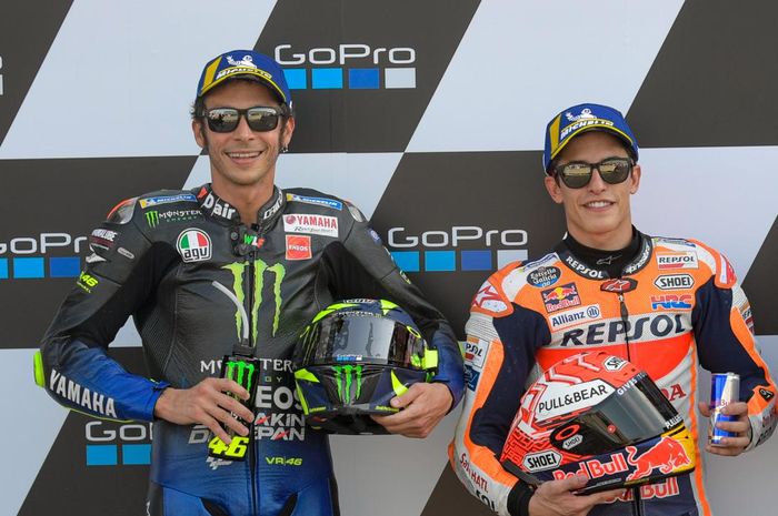 Dari kiri ke kanan, Valentino Rossi, Marc Marquez, dan Jack Miller seusai menjalani sesi kualifikasi MotoGP Inggris di Sirkuit Silverstone, Sabtu (24/8/2019).