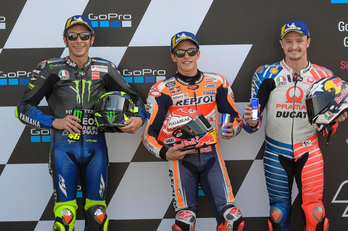 Dari kiri ke kanan, Valentino Rossi, Marc Marquez, dan Jack Miller seusai menjalani sesi kualifikasi MotoGP Inggris di Sirkuit Silverstone, Sabtu (24/8/2019).