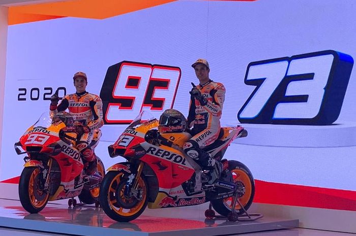 Pembalap Repsol Honda musim 2020, Marc Marquez (kiri) dan Alex Marquez, pada peluncuran tim di Jakarta, Indonesia, Selasa (4/2/2020).