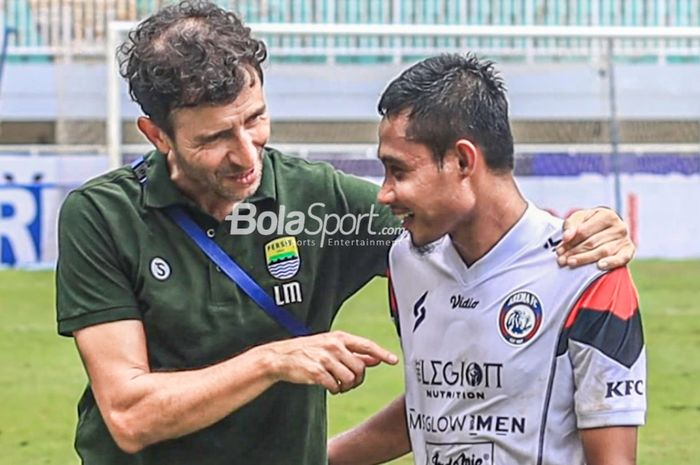 Pelatih Persib Bandung, Luis Milla (kiri), sedang berkomunikasi dengan pemain Arema FC bernama Evan Dimas (kanan) setelah laga pekan ke-26 Liga 1 2022 di Stadion Pakansari, Bogor, Jawa Barat, Kamis (23/2/2023).