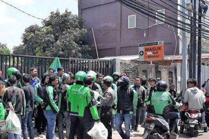 Driver ojek online Grab serbu kantor Gojek