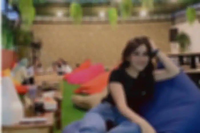 Ayu Ting Ting saat di kafe
