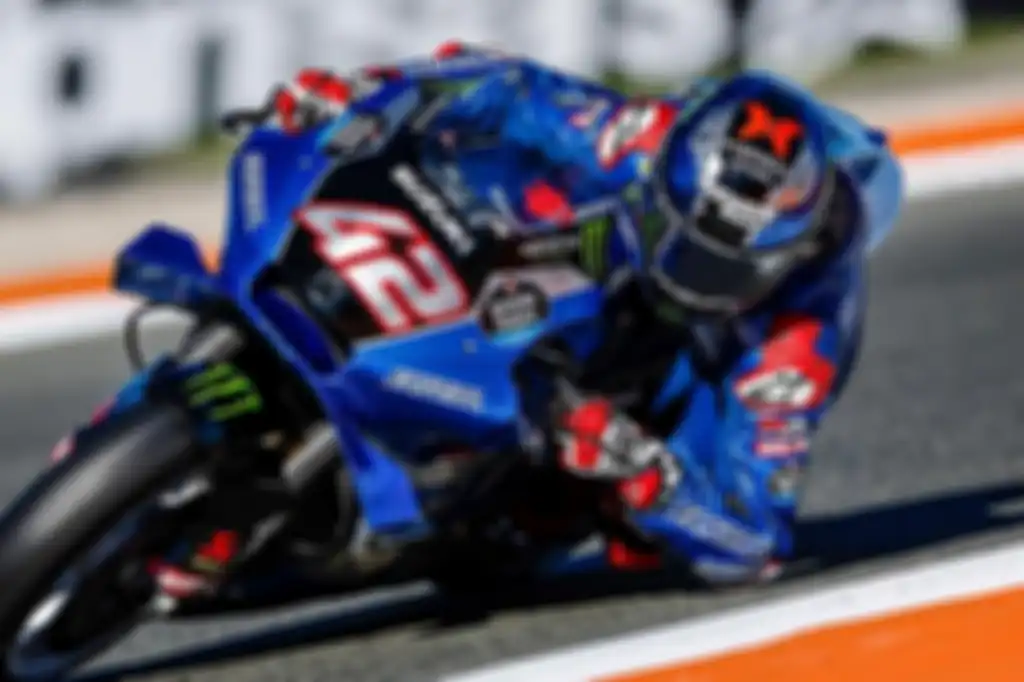 Helm spesial dari Alex Rins dengan warna senada dengan Suzuki GSX-RR tahun ini, Serta banyak terpampang foto staff dan mekanik Suzuki. 