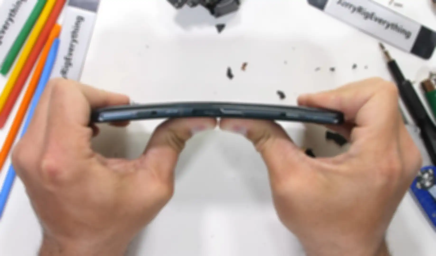 Ujicoba ketahanan Xiaomi Black Shark 4 oleh YouTuber JerryRigEverything dengan cara membengkokkanya