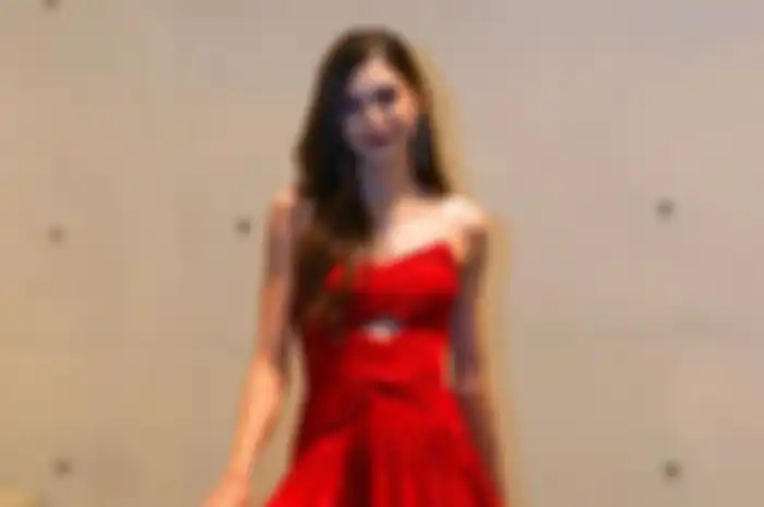 Mikha Tambayong hadiri BIFF dengan dress merah.