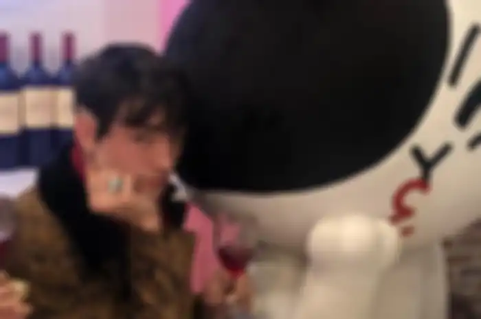 Ezra Miller dan Claudia Kim
