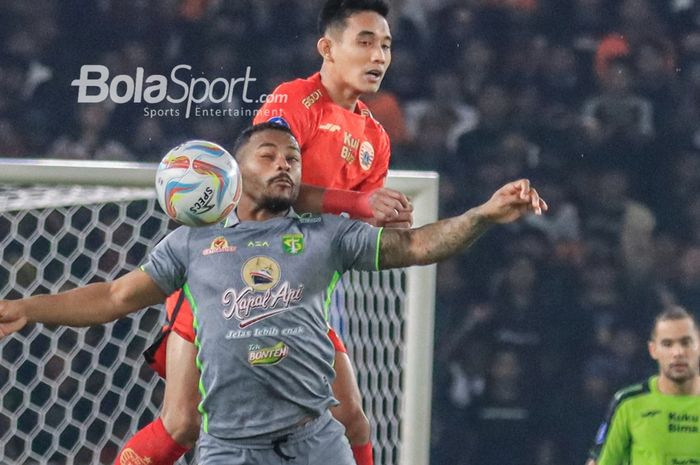 Rizky Ridho (kanan) sedang berduel udara dengan Paulo Victor (kiri) dalam laga pekan kelima Liga 1 2023 antara Persija versus Persebaya di Stadion Utama Gelora Bung Karno, Senayan, Jakarta, Minggu (30/7/2023).