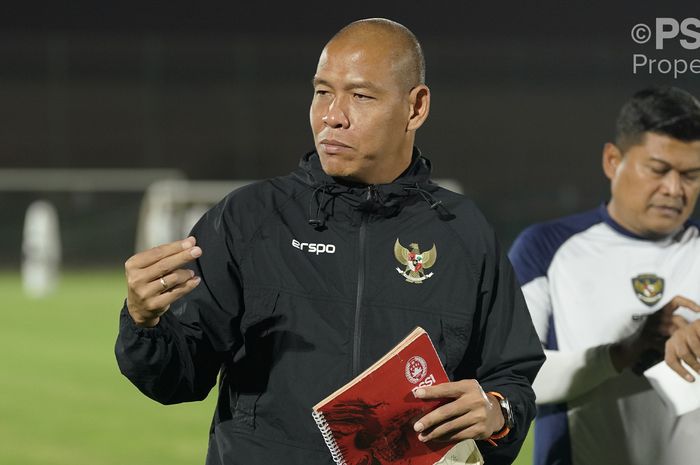 Pelatih Timnas U-17 Indonesia, Nova Arianto saat memimpin sesi latihan di Kuwait sebelum Kualifikasi Piala Asia U-17 2025