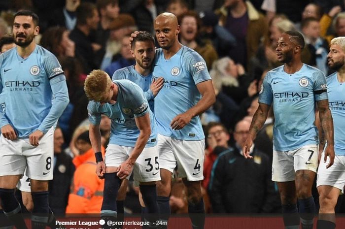 Kapten Manchester City, Vincent Kompany, berselebrasi seusai menjebol gawang Leicester City pada laga di Etihad Stadium, Senin (6/5/2019)