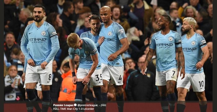 Kapten Manchester City, Vincent Kompany, berselebrasi seusai menjebol gawang Leicester City pada laga di Etihad Stadium, Senin (6/5/2019)