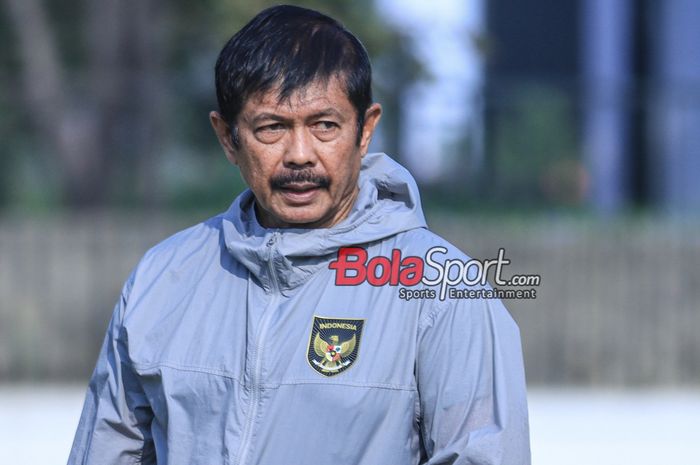 Pelatih timnas U-24 Indonesia, Indra Sjafri, sedang memantau para pemainnya berlatih di Lapangan A, Senayan,  Jumat (15/9/2023).