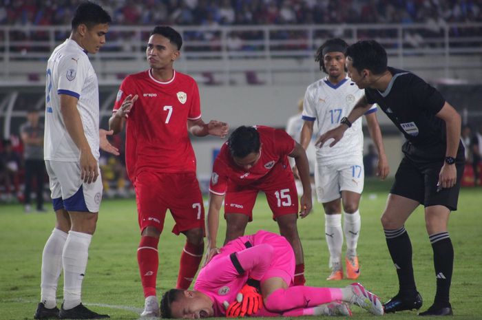 Marselino Ferdinan dan Kiper Filipina Patrick Deyto yang cedera dalam laga timnas Indonesia Vs Filipina di Stadion Manahan, Solo, dalam partai terakhir grup B ASEAN Cup 2024, Sabtu (21/12/2024).