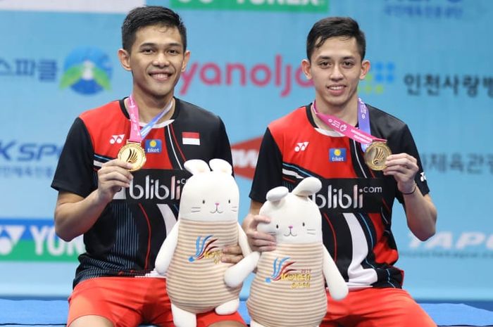 Pasangan ganda putra Indonesia, Fajar Alfian/Muhammad Rian Ardianto, berpose dengan medali setelah menjuarai Korea Open 2019 di Incheon Airport Skydome, Minggu (29/9/2019).