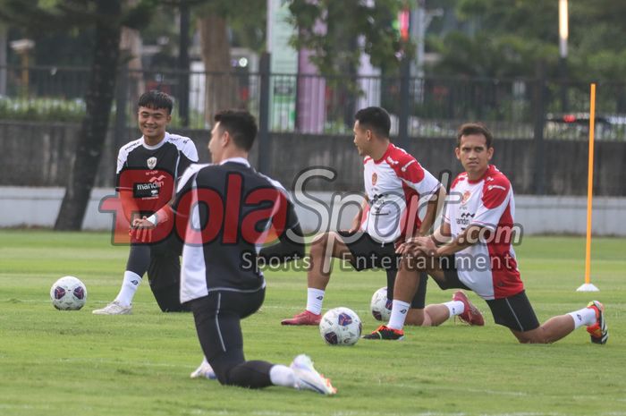 Ernando Ari, Egy Maulana Vikri, dan sejumlah pemain saat berlatih dengan jersey timnas Indonesia model baru di Lapangan B, Senayan, Jakarta, Jumat (30/8/2024). Netizen dibuat salah fokus.