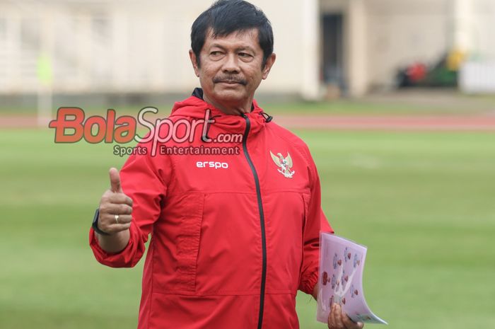 Pelatih timnas U-19 Indonesia, Indra Sjafri, sedang memberikan ancungan jempol saat memantau para pemainnya berlatih di Stadion Madya, Senayan, Jakarta, Senin (1/7/2024).