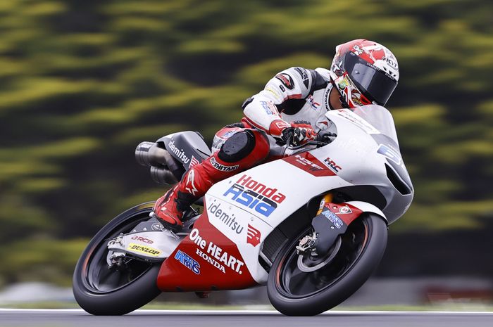 Pembalap Honda Team Asia, Mario Aji, saat tampil pada seri balap Moto3 Australia di Sirkuit Phillip Island, Phillip Island, 21 Oktober 2023.