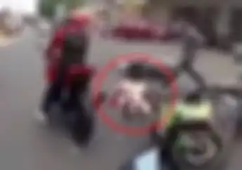 Ngerih! Emak-emak Jaman Now Naik Motor Ditabrak Moge