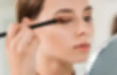 Tak Hanya Percantik Riasan Mata, Eyeshadow Bisa Bikin Rambut Tebal nan Indah, Begini Caranya