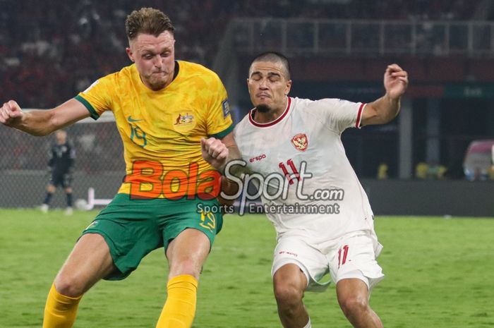 Harry Souttar (kiri) sedang berduel dengan Ragnar Oratmangoen (kanan) dalam laga babak ketiga Kualifikasi Piala Dunia 2026 antara timnas Indonesia versus timnas Australia di Stadion Utama Gelora Bung Karno, Senayan, Jakarta, Selasa (10/9/2024) malam.