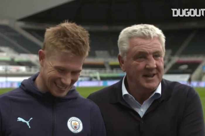 Pelatih Newcastle United, Steve Bruce (kanan), berbicara dengan gelandang Manchester City, Kevin De Bruyne. Bruce kini menangani Blackpool. 