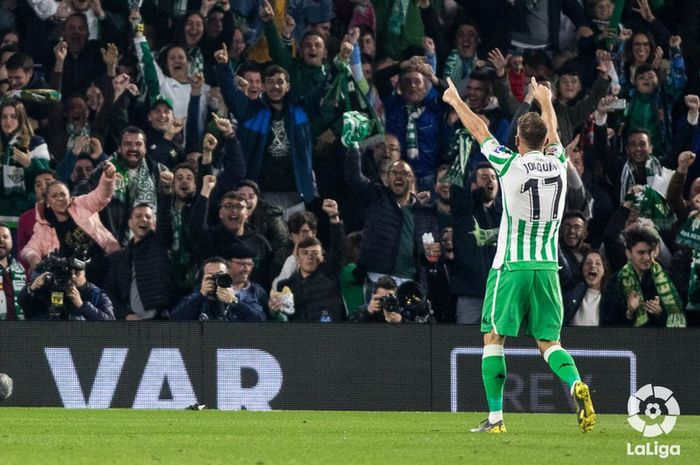 Gelandang Real Betis, Joaquin Sanchez, merayakan gol yang dicetak ke gawang Valencia dalam laga leg pertama semifinal Copa del Rey di Stadion Benito Villamarin, Kamis (7/2/2019).