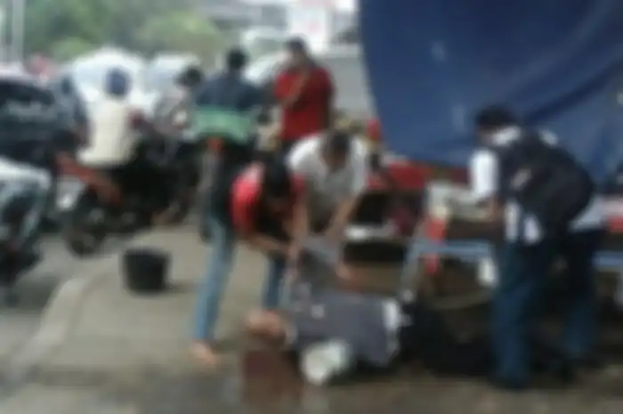 Aiptu Khusni terkapar karena kepalanya dihantam balok oleh pengendara motor