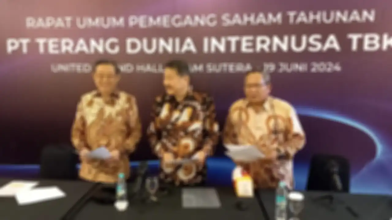 (kiri-kanan) Stephen Mulyadi, Direktur Utama, Andrew Mulyadi, Direktur, dan Poltak Sihotang, Komisaris Independen, PT Terang Dunia Internusa Tbk, produksi motor listrik United