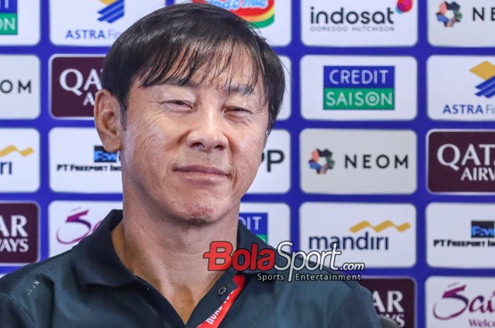 Pelatih timnas Indonesia, Shin Tae-yong, saat hadir dalam sesi jumpa pers di Stadion Utama Gelora Bung Karno, Senayan, Jakarta, Selasa (19/11/2024).