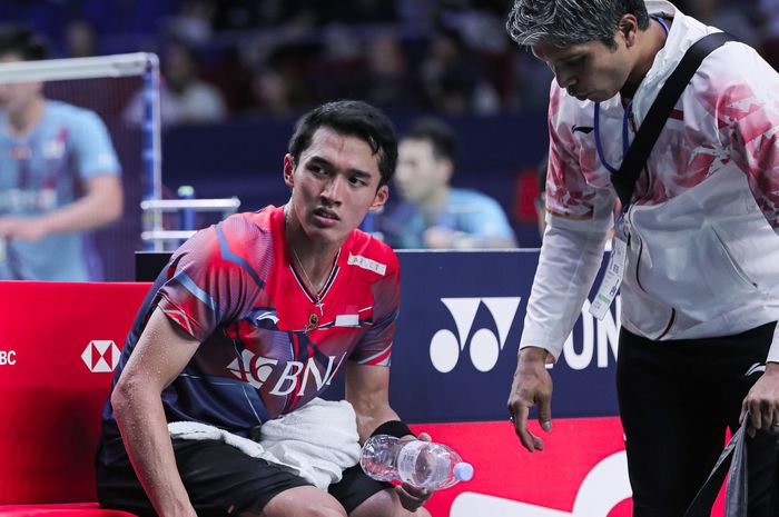 Pebulu tangkis tunggal putra Indonesia, Jonatan Christie, saat mengalami cedera pergelangan kaki kanannya saat berlaga pada babak perempat final French Open 2022,  Jumat, 28 Oktober 2022