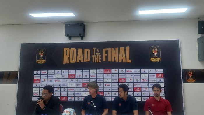 Pelatih Borneo FC Pieter Huistra (dua dari kanan) saat konferensi pers setelah laga melawan Persija di semifinal Piala Presiden 2024 di Stadion Manahan, Solo, Selasa (30/7/2024).