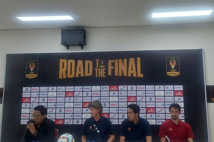 Pelatih Borneo FC Pieter Huistra (dua dari kanan) saat konferensi pers setelah laga melawan Persija di semifinal Piala Presiden 2024 di Stadion Manahan, Solo, Selasa (30/7/2024).