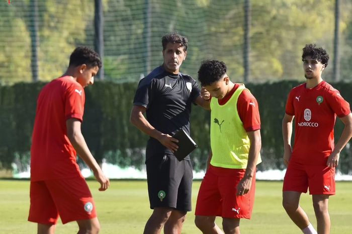 Pelatih timnas U-17 Maroko, Said Chiba saat memimpin sesi latihan timnas U-17 Maroko.