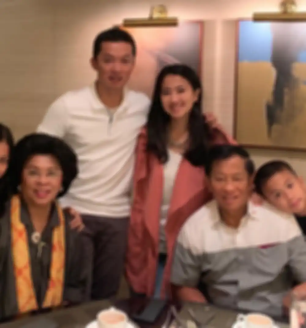 Momen Taufik Hidayat makan bersama keluarag istrinya