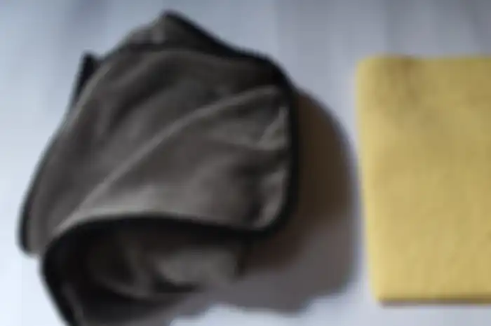 Ilustrasi. Lebih baik mana kain kanebo atau kain microfiber untuk keringkan bodi motor?