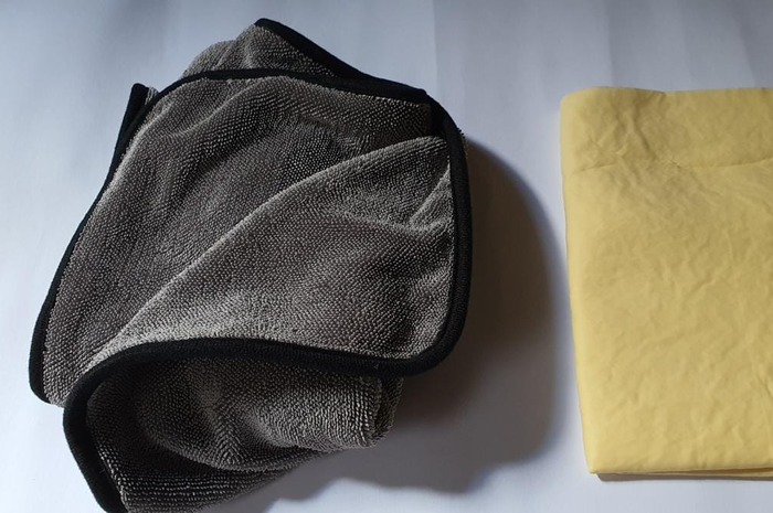 Ilustrasi. Lebih baik mana kain kanebo atau kain microfiber untuk keringkan bodi motor?