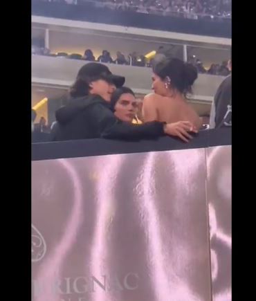Kylie dan Timmy nonton konser bareng