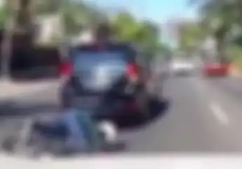 Tragis, Driver Ojol Terkapar di Aspal Diseruduk Mobil, Gara-gara Ban Motor Kempes