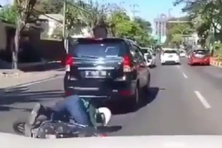Tragis, Driver Ojol Terkapar di Aspal Diseruduk Mobil, Gara-gara Ban Motor Kempes