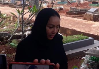 'Aku Minta Maaf Sama Mama' Seolah Jadi Bakti Terakhirnya, Kalina Ocktaranny Turut Memandikan Jenazah Mama Een