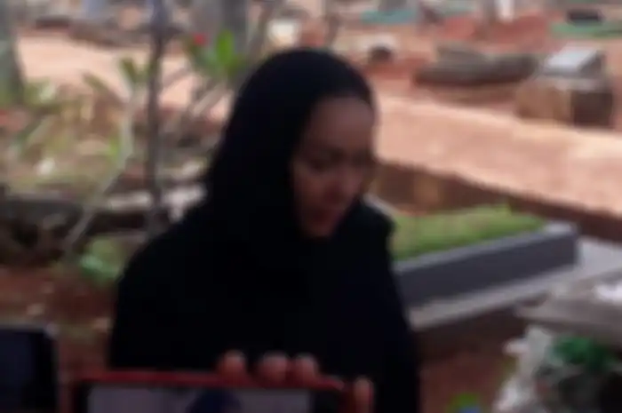 Kalina Ocktaranny saat pemakaman sang ibunda di TPU Taman Abadi, Ciputat, Tangerang Selatan, Senin (28/3/2022).