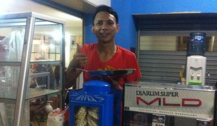 Mantan anggota Brimob Briptu Norman Kamaru beralih profesi menjadi penjual bubur di Kalibata City.