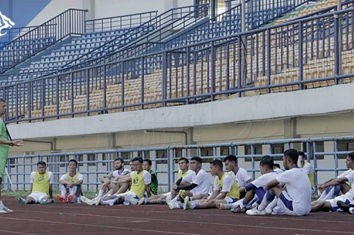 Pelatih Persib Bandung Miljan Radovic memberi arahan kepada para pemainnya di sela latihan di Stadion Gelora Bandung Lautan Api (GBLA), Kota Bandung, Minggu (7/4/2019).