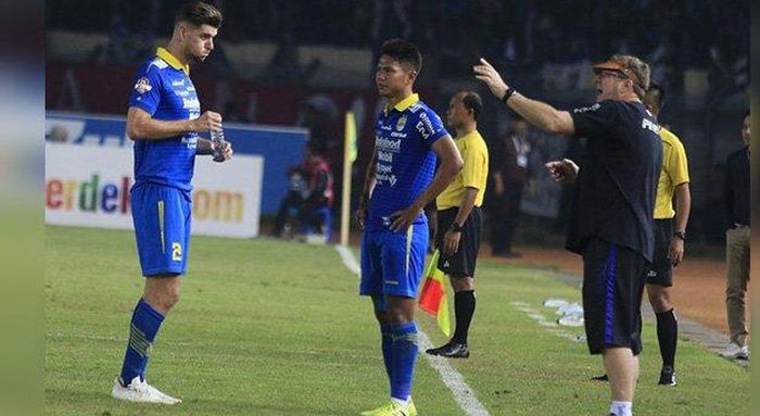 Bek Persib, Nick Kuipers (kiri) dan Achmad Jufriyanto (tengah) saat menerima arahan dari sang pelatih, Robert Rene Alberts (kanan) di laga terakhir putaran pertama liga 1 2019 melawan PSS Sleman di Stadion Si Jalak Harupat, Kabupaten Bandung, Jumat (30/8/2019).