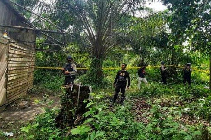 Polisi melakukan Olah TKP di rumah Dina, ibu muda yang mengaku diperkosa di rumahnya Desa Alue Gadeng Gampong, Kecamatan Birem Bayeun, Aceh Timur, Sabtu (10/10/2020) jelang Subuh.
