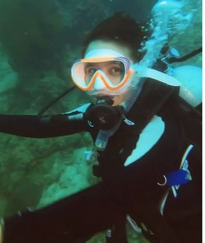 Postingan Prilly Latuconsina belajar diving