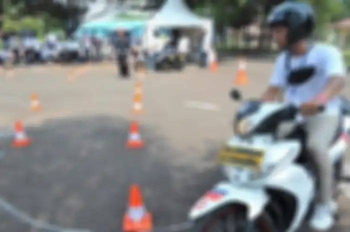 Cara ampuh praktik SIM cepat lulus naik motor pakai gigi dua, polisi ungkap faktanya.