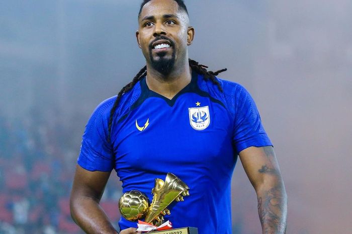 Striker baru PSIS Semarang, Carlos Fortes menerima trofi Best Goal Liga 1 2021/2022 